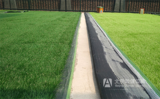 人工草坪足球場鋪裝現場