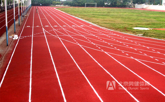 透氣型塑膠跑道對基礎要求及處理步驟