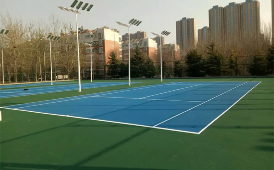 進入塑膠場請穿運動鞋，不能穿高跟鞋，以免損壞塑膠地面