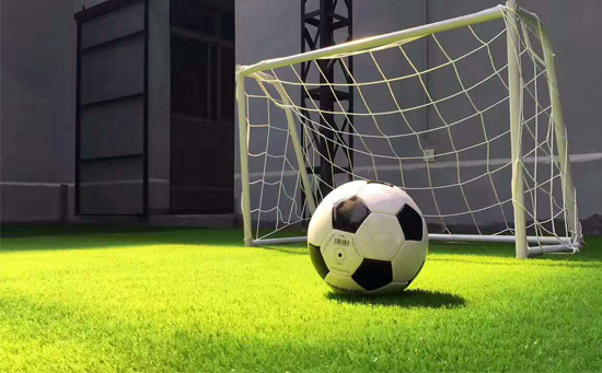 測定足球場線的位置并做好標記