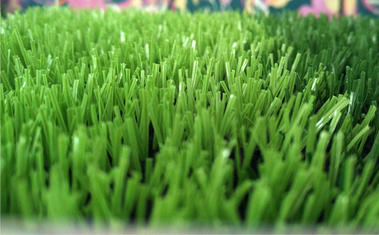 人造草足球場鋪設完成后，需仔細檢查各接合區粘合是否平順