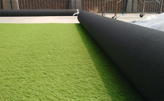 根據足球場地的需要灑上石英砂和膠粒