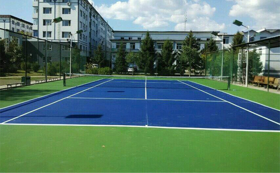 網球場面層不平整的情況